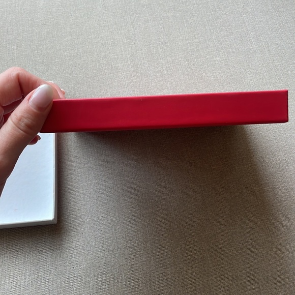 Emirates box - Picture 8 of 12